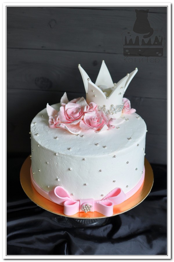 Белый торт с белой короной