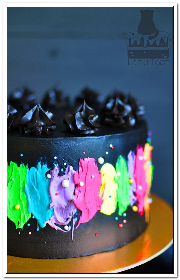 Черный торт с яркими красками