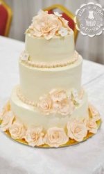 Нежно-бежевый свадебный торт с цветами