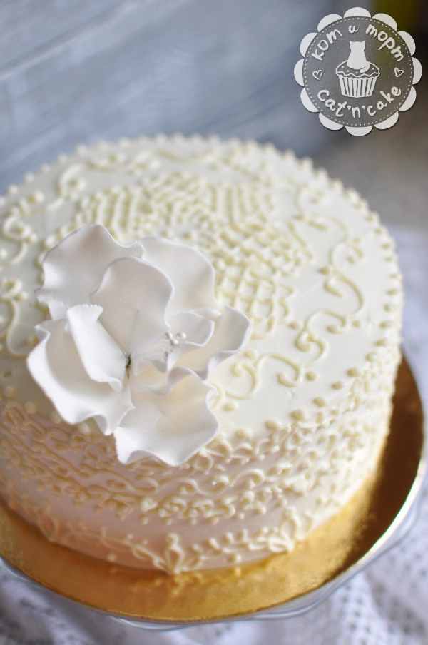 Белый торт с белым цветком