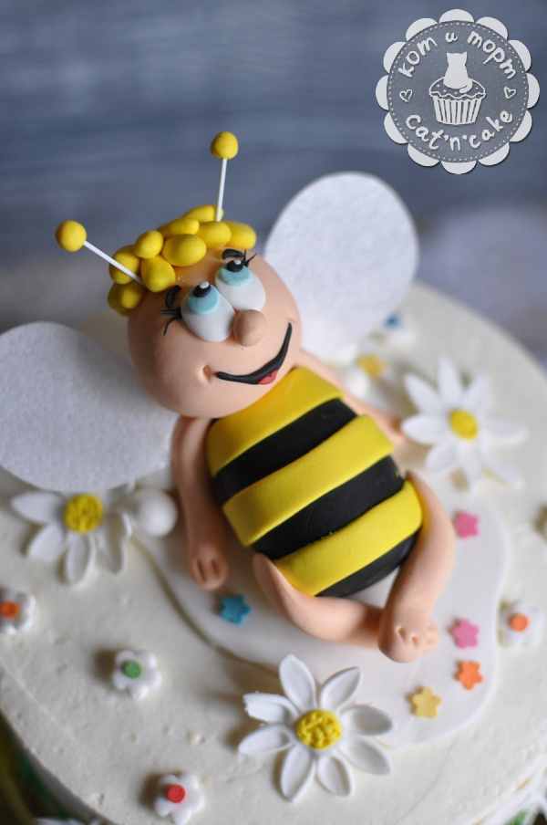 Пчёлка на торте