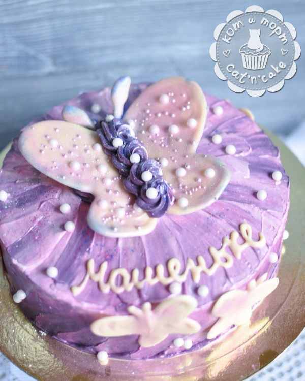 Милый фиолетовый торт с бабочкой