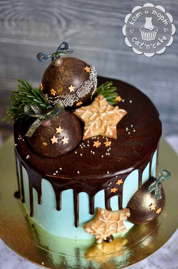Торт с шоколадными ёлочными шарами