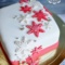 Красно-белый торт со снежинками