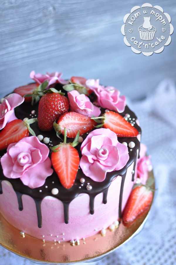 Розовый торт с клубникой и розами-2