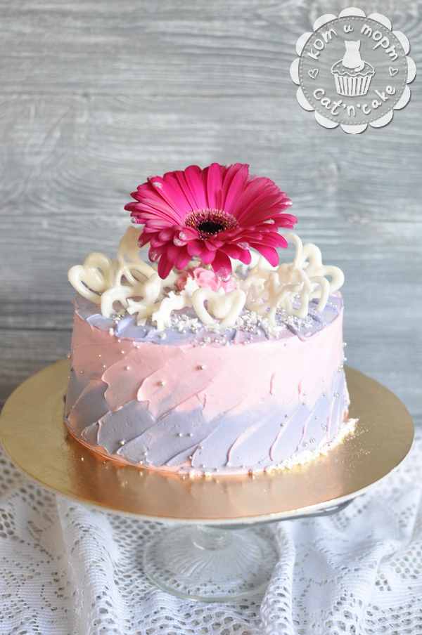 Торт с живым цветком и сердечками