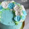 Бело-голубой торт с кремовыми цветами