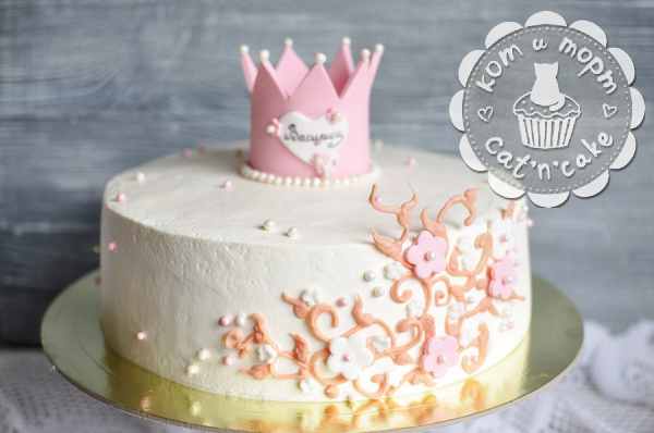 Белый торт с розовой короной