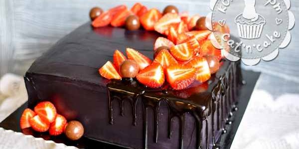 Чёрный квадратный торт с клубникой и шоколадом