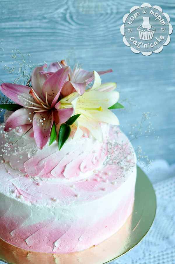 Торт с розовой и белой лилией
