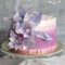 Бело-фиолетовый торт с цветами из сахарной бумаги