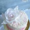 Белый торт с цветком из сахарной бумаги