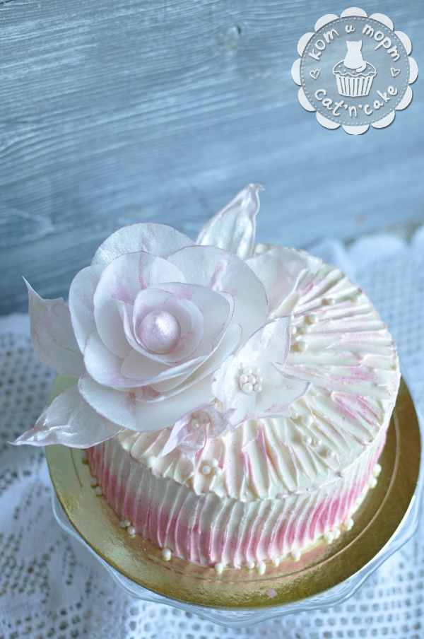 Белый торт с розой из сахарной бумаги