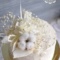 Белый торт с цветами и хлопком