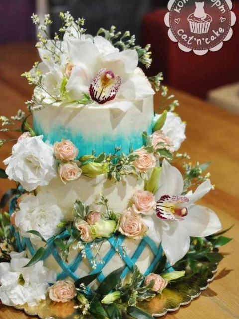 Свадебный торт с живыми цветами
