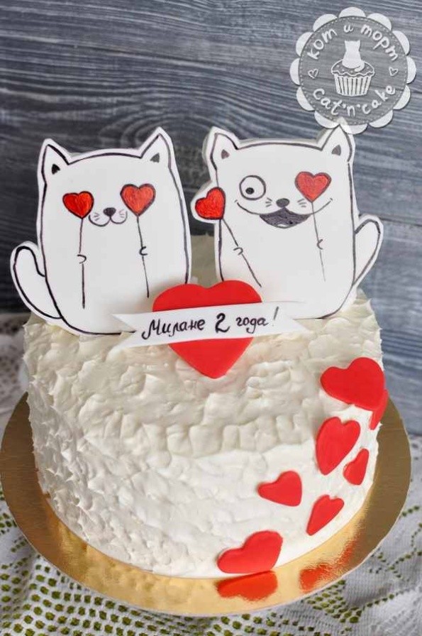 Белый торт с котиками и сердечками