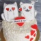Белый торт с котиками и сердечками