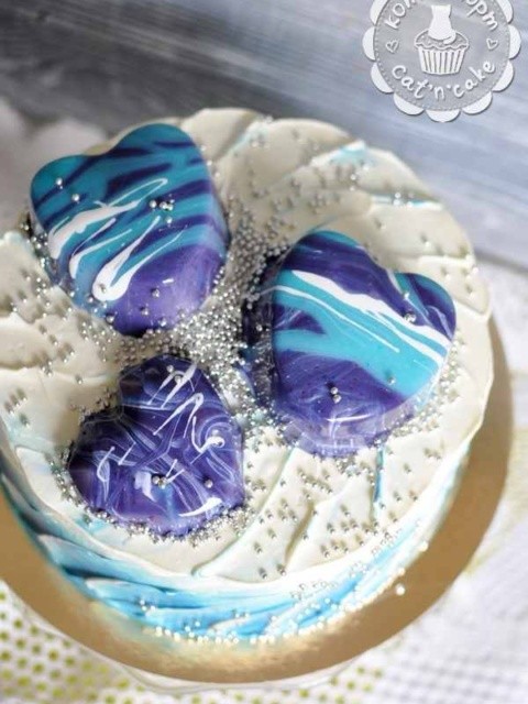 Бело-голубой торт с сердечками и зеркальной глазурью