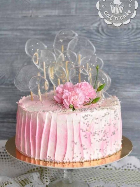 Розовый торт с прозрачными леденцами