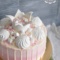 Бело-розовый торт с короной