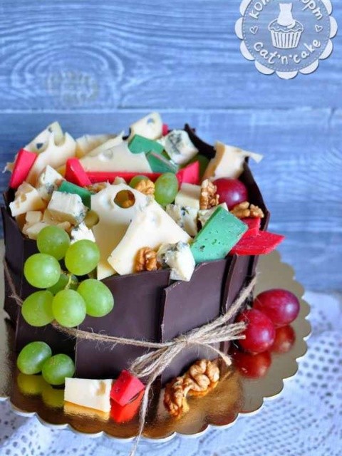 Торт с виноградом, шоколадом и сырами