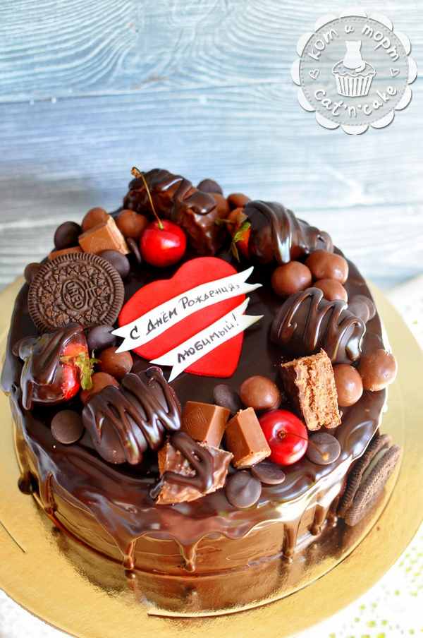 Шоколадный торт с красным сердцем