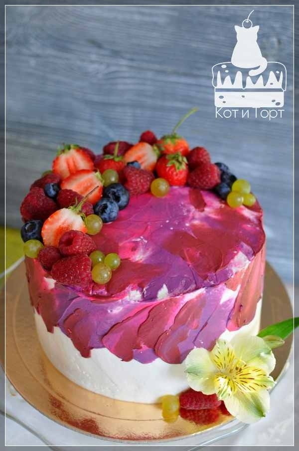 Фиолетово-белый торт с ягодами