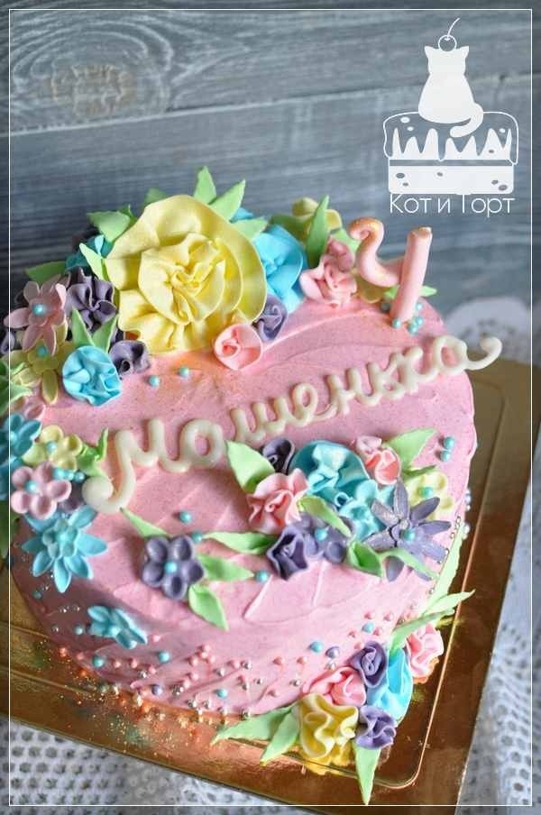 Розовый торт с цветами