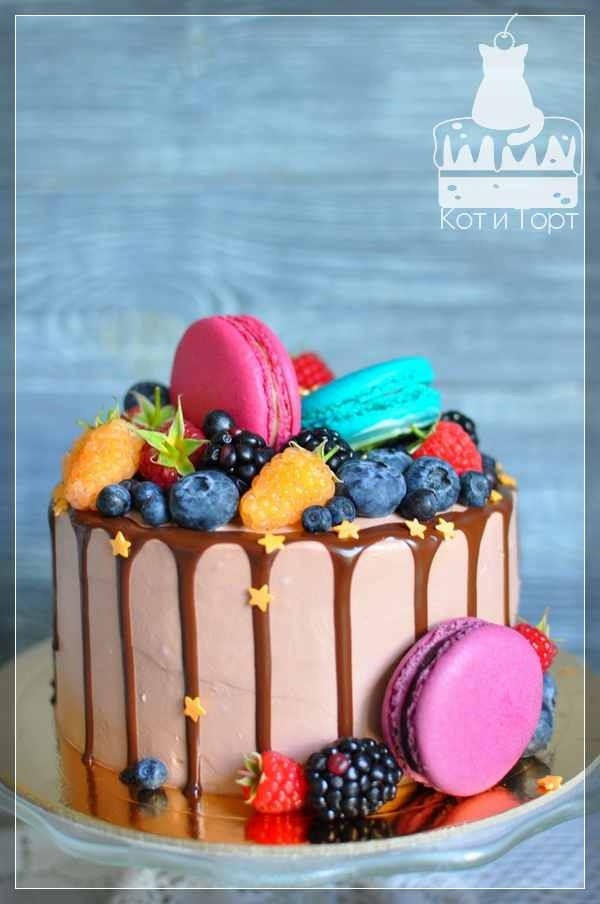 Разноцветный торт с ягодами и макарунами