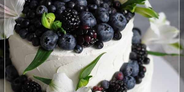 Белый двухъярусный торт с ягодами