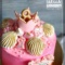 Розовый торт с короной и золотыми ракушками
