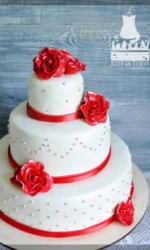 Белый трёхъярусный свадебный торт