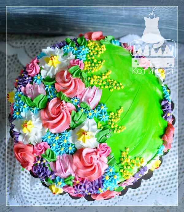 Зелёный торт с кремовыми цветами