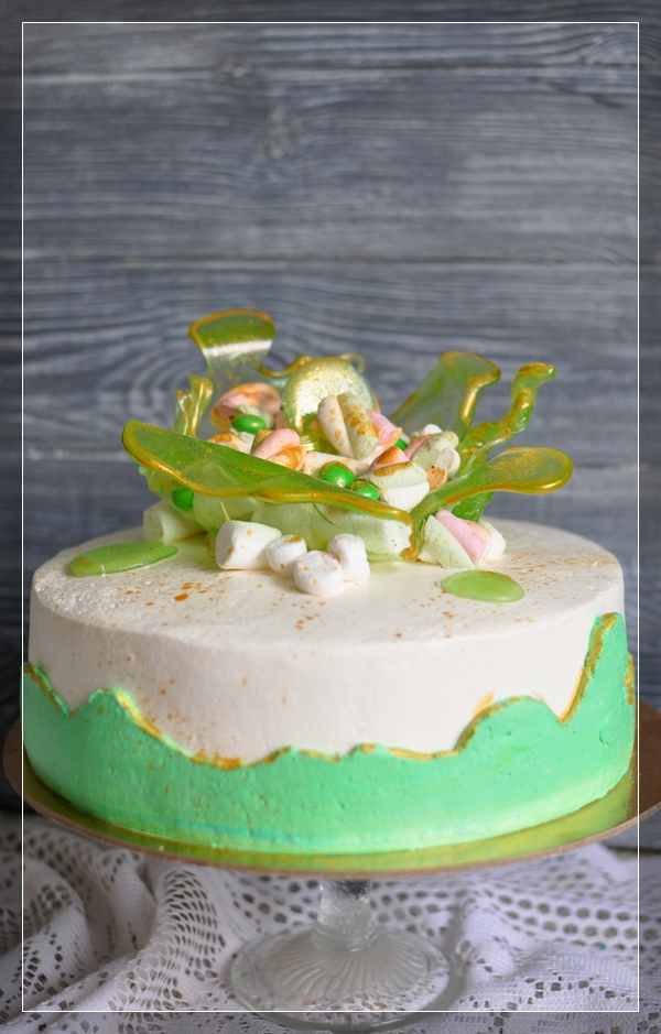 Бело-зелёный торт с леденцами