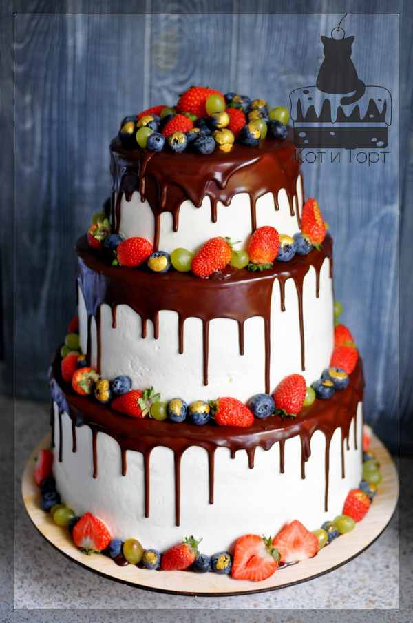 Свадебный трёхъярусный торт с ягодами