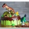 Торт с тремя динозаврами