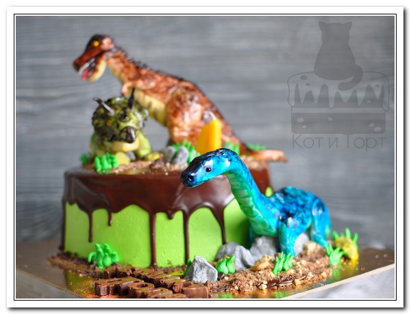 Торт с тремя динозаврами