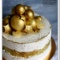 Бело-золотой торт с шарами