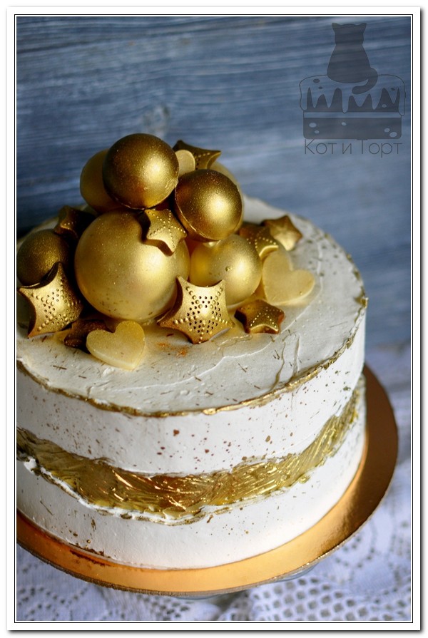 Бело-золотой торт с шарами
