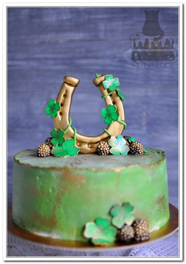 Зелёный торт с золотой подковой