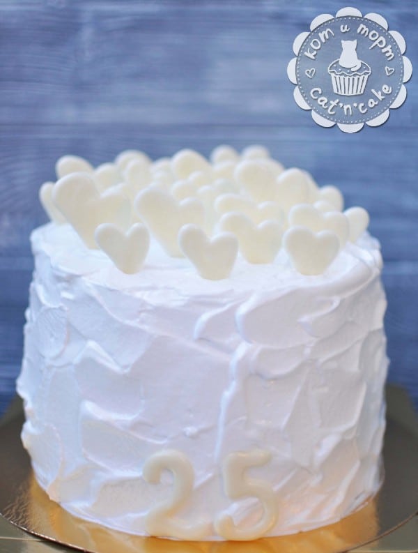 Белый торт с белыми сердечками